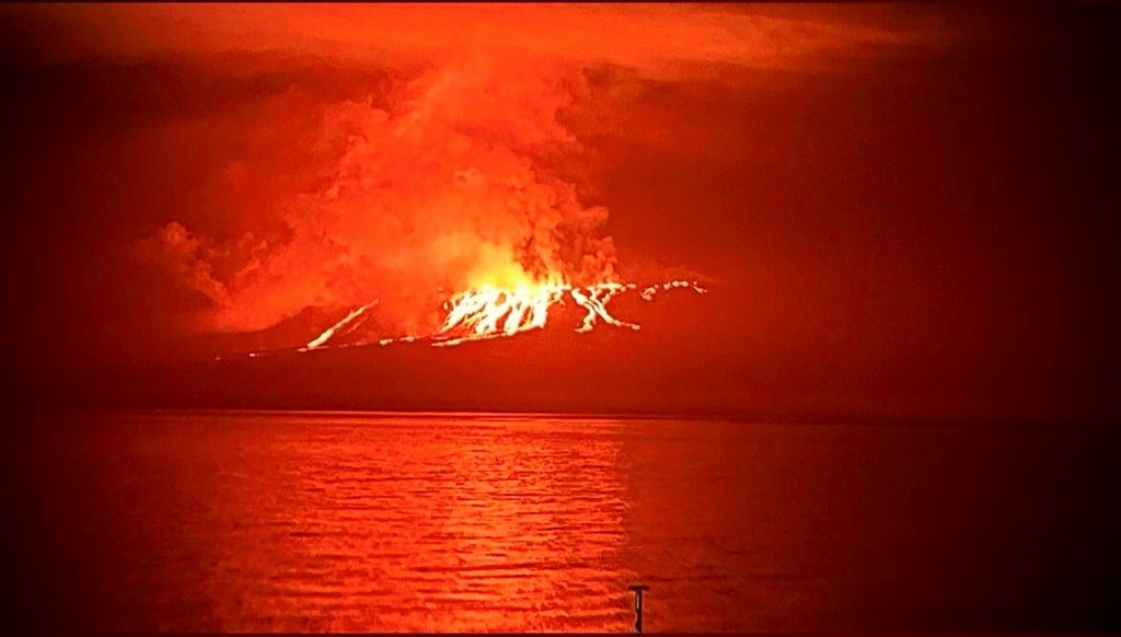 Vulcão entra em erupção em ilha desabitada de Galápagos