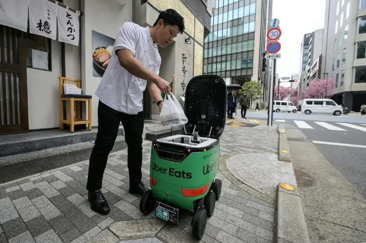 Desenvolvidos pela Mitsubishi Electric e Cartken, os robôs do Uber Eats possuem duas grandes lanternas quadradas como olhos e três rodas de cada (AFP/AFP)