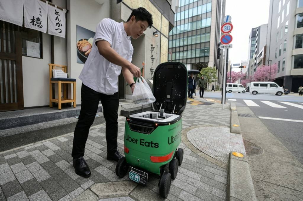 Uber Eats inicia entregas com robôs no Japão