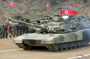Imagem referente à matéria: Kim Jong-un supervisiona transferência de lançadores de mísseis para fronteira com lado Sul