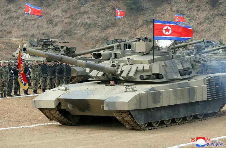 O líder da Coreia do Norte, Kim Jong Un, em um novo tanque de combate durante manobras militares em 13 de março de 2024, em foto divulgada pela agência estatal KCNA

