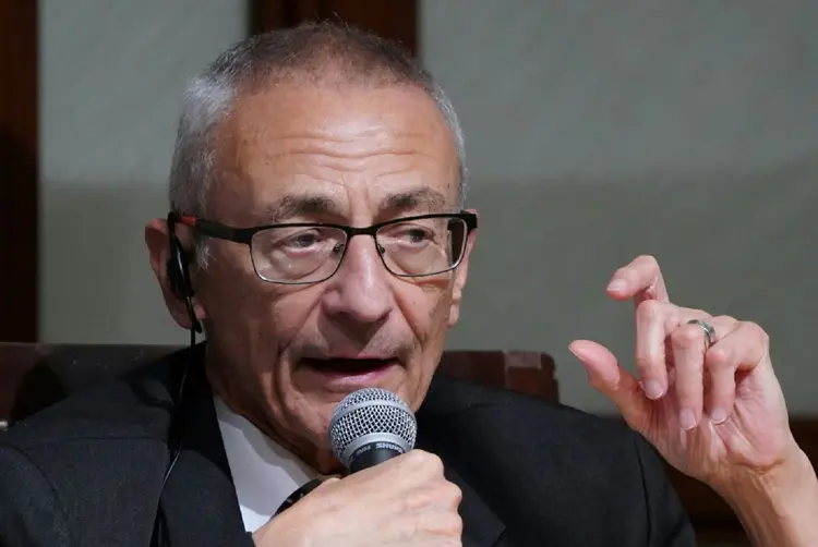 John Podesta discursa em seminário em Tóquio (AFP)