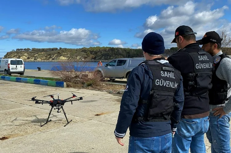 "Encontramos 22 corpos, incluindo os de sete crianças", disse a província turca de Çanakkale