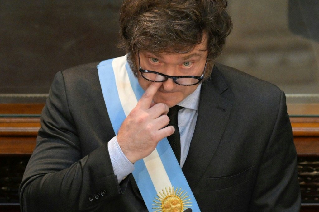 Milei quer mudar reajuste de aposentadorias na Argentina por decreto