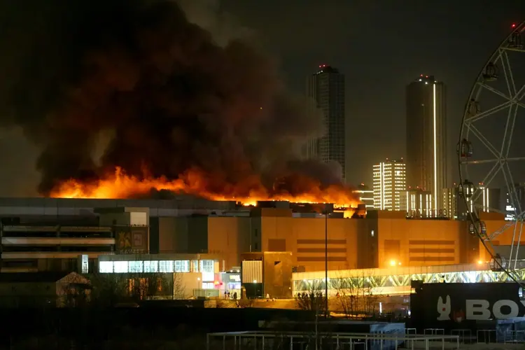 A sala de concertos Crocus City Hall em chamas após um ataque, 22 de março de 2024 em Krasnogorsk, um subúrbio de Moscou. (AFP/AFP)