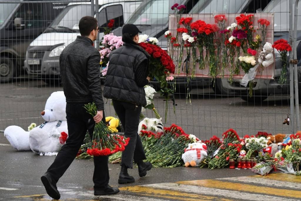 Ataque em Moscou: Rússia vive dia de luto nacional após atentado matar mais de 130 mortos