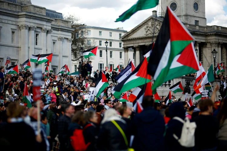 Manifestação pró-palestinos na Trafalgar Square, no centro de Londres, em 30 de março de 2024 (AFP)
