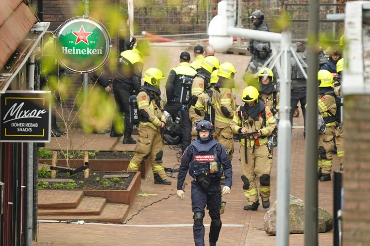 Policiais e integrantes de equipes de emergência em Ede, cidade do centro dos Países Baixos (AFP/AFP)