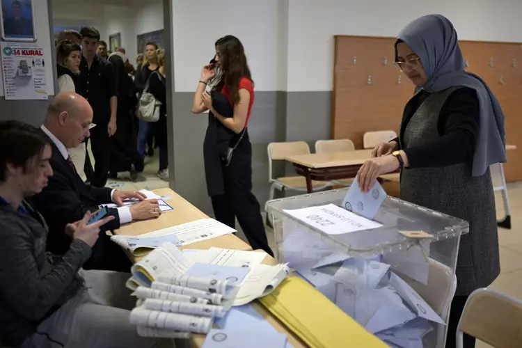 Eleitora vota em Istambum, em 31 de março de 2024 - Crédito: AFP (AFP/AFP)