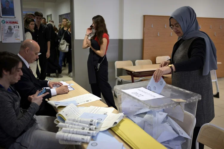 Eleitora vota em Istambum, em 31 de março de 2024 - Crédito: AFP (AFP/AFP)