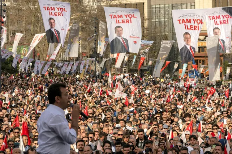 O prefeito de Istambul, Ekrem Imamoglu, discursa para apoiadores do partido social-democrata CHP em um comício em 30 de março de 2024 (AFP/Divulgação)