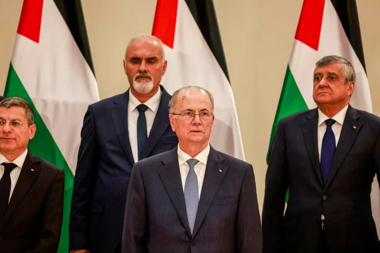 O novo governo palestino, chefiado pelo primeiro-ministro Mohammed Mustafa (C), posa para foto após prestar juramento em 31 de março de 2024, em Ramallah, na Cisjordânia ocupada (AFP/AFP)