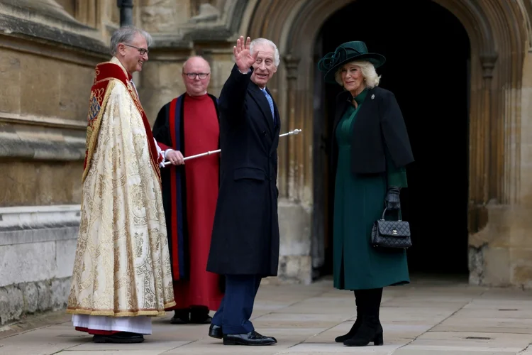 O rei Charles III e a rainha Camilla na capela de São Jorge, em Windsor, Inglaterra, em 31 de março de 2024 (AFP/AFP)
