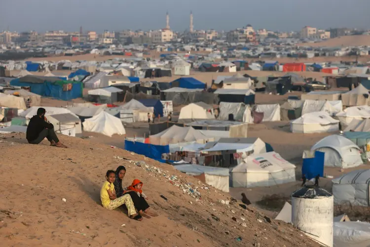 Crianças palestinas observam campos de refugiados em Rafah (AFP/AFP)