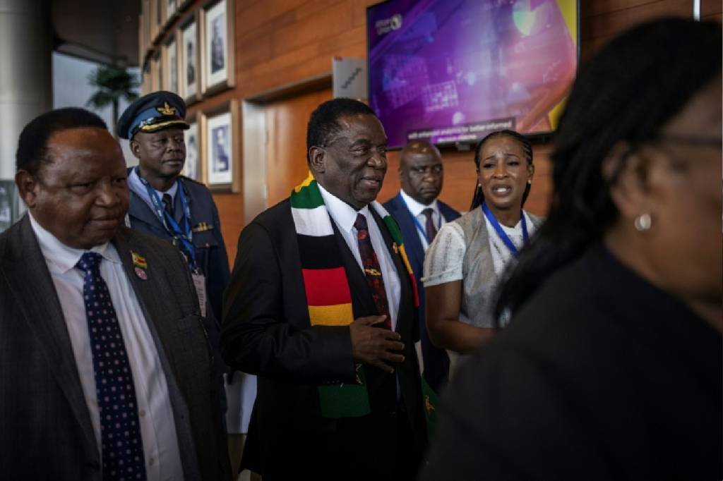 EUA impõe sanções ao presidente do Zimbábue por abusos de direitos humanos