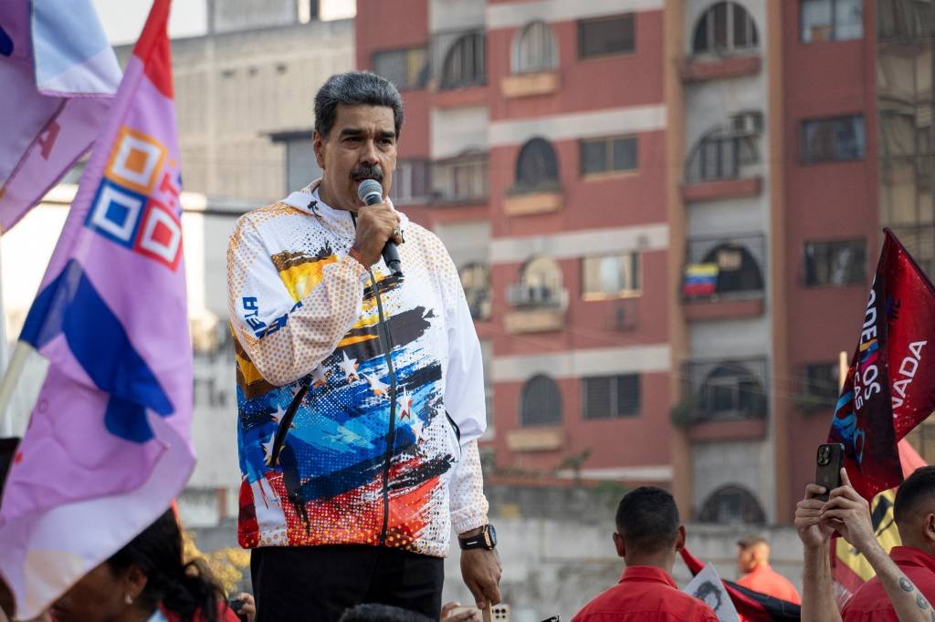 Nicolás Maduro assina documento para respeitar resultados das eleições na Venezuela