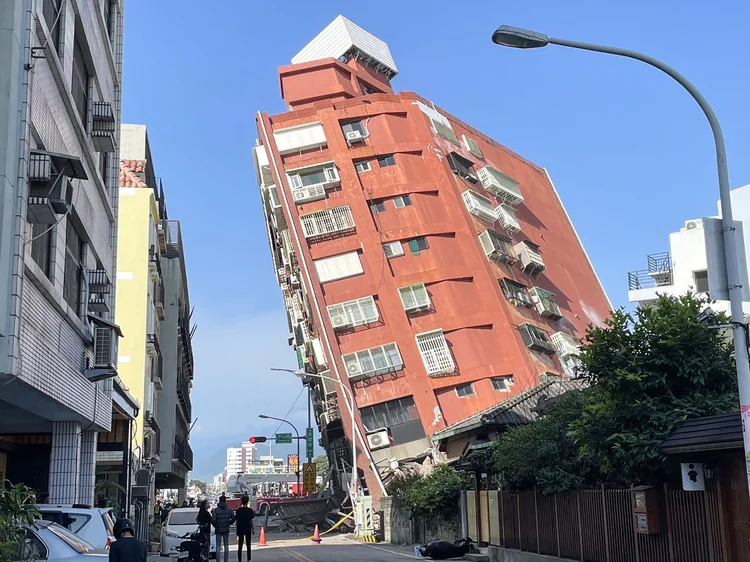 Terremoto em Taiwan: o governo pediu aos cidadãos que mantenham a cautela devido aos quase 300 tremores secundários registrados após o primeiro terremoto (CNA / AFP)