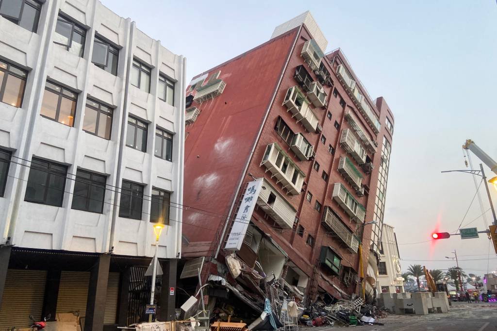 Maior terremoto em Taiwan em 25 anos 'entorta' vários prédios: veja imagens
