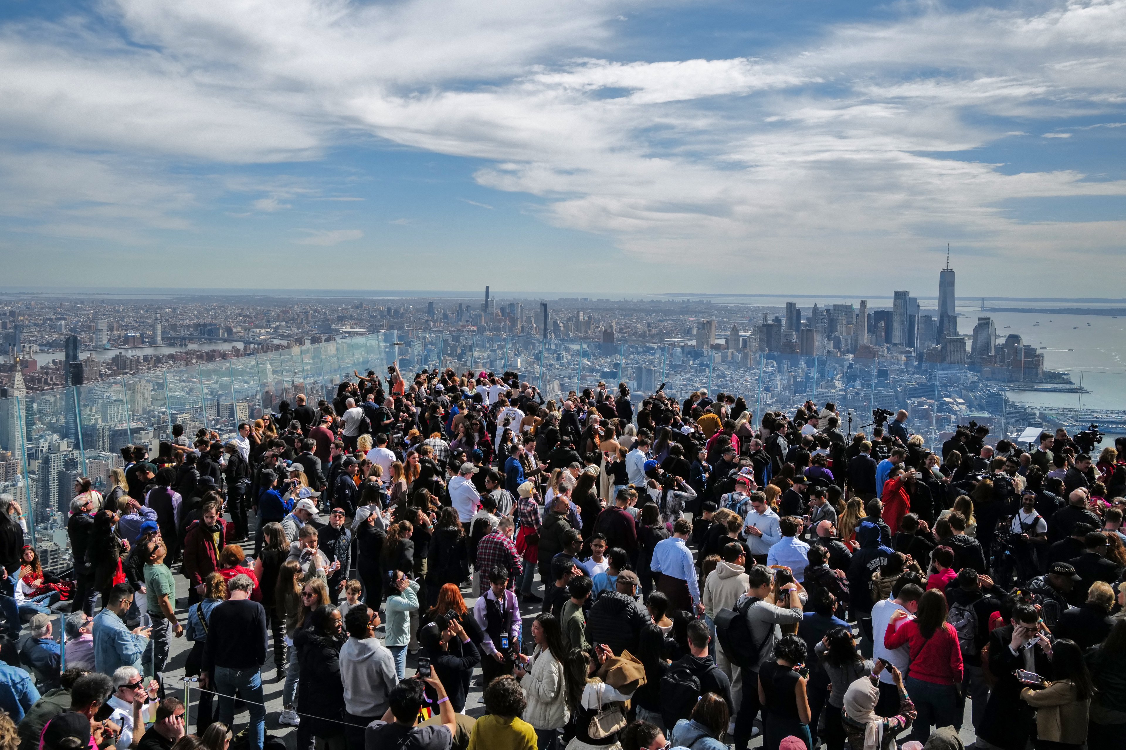 Multidão observa eclipse em deque em Hudson Yards, Nova York