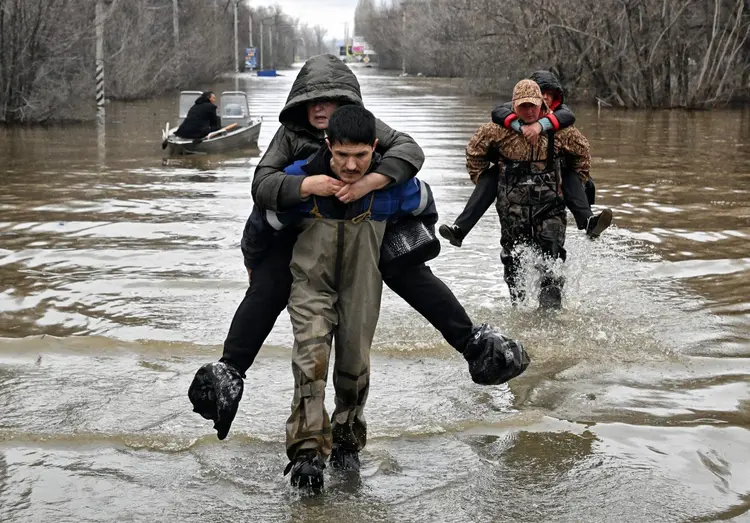 Atenção: segundo os bancos, o aumento do nível do mar está entre os riscos crônicos; na foto, enchente na Rússia (Anatoliy ZHDANOV/Kommersant Photo/AFP)