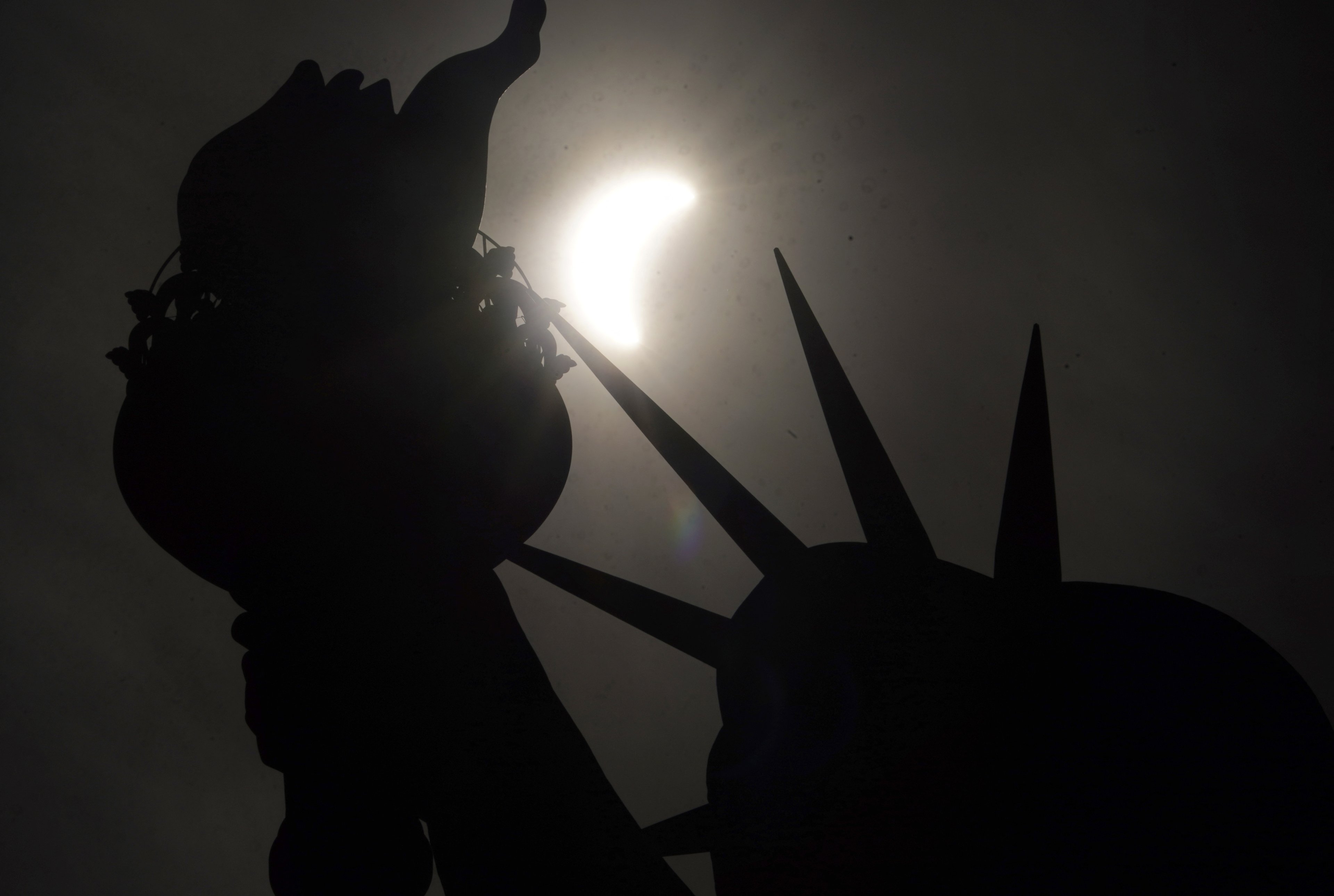 Eclipse solar visto sob a estátua da Liberdade, em Nova York, em 8 de abril de 2024