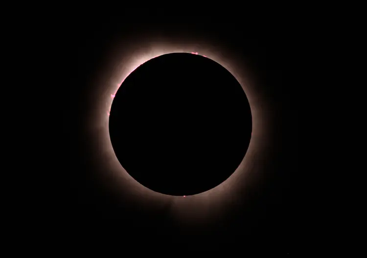 Eclipse solar total: O entusiasmo é tanto, que alguns canais de TV fizeram contagem regressiva e o fenômeno foi transmitido ao vivo pela Nasa (Josh Edelson/AFP)