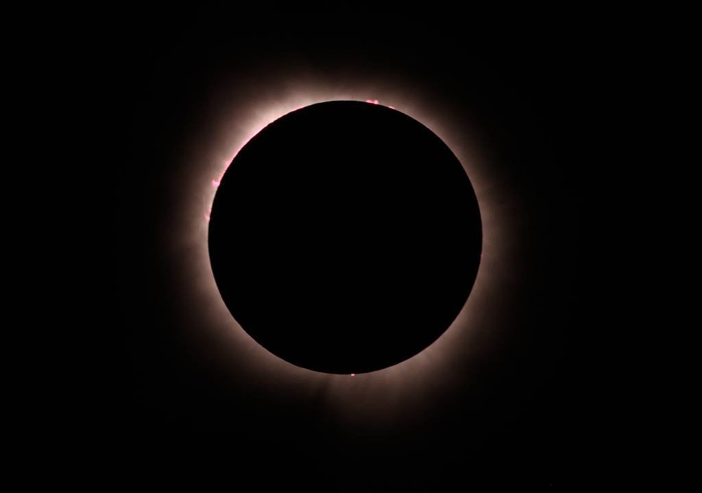 Eclipse solar atrai milhões de pessoas nos EUA e tem até casamento coletivo