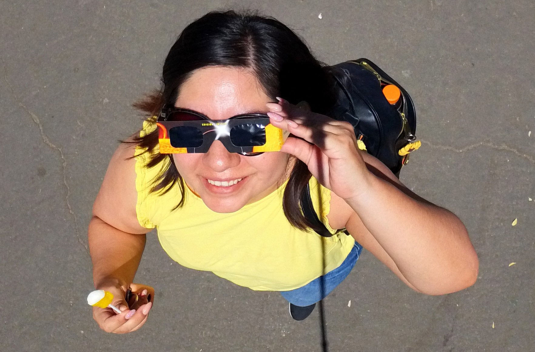Eclipse solar: mulher usa óculos para observar o fenômeno em Guadalajara, México