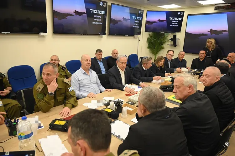 Gabinete de guerra de Israel, com o premiê Benjamim Netanyahu ao centro
 (Governo de Israel/AFP)