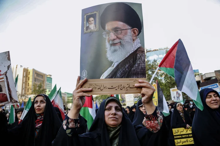 Iranianas com retrato do líder supremo do país, Ali Khamenei, durante celebração dos ataques em Teerã (Atta Kenare/AFP)