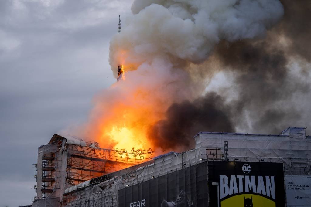 Bombeiros batalham pelo 2º dia contra incêndio no prédio da antiga Bolsa de Copenhague