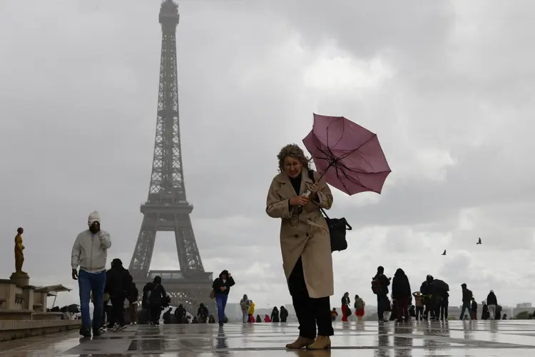Dia chuvoso em Paris, com a torre Eiffel ao fundo (Ludovic Marin/AFP)