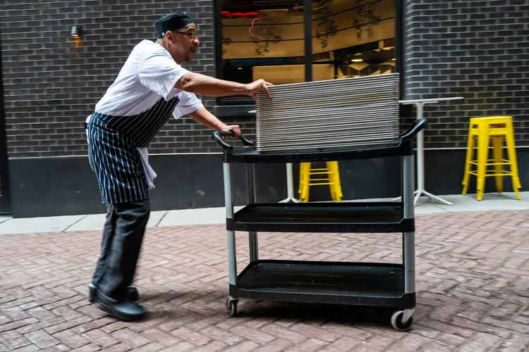
Trabalhador de restaurante em Detroit (Spencer Platt/AFP)