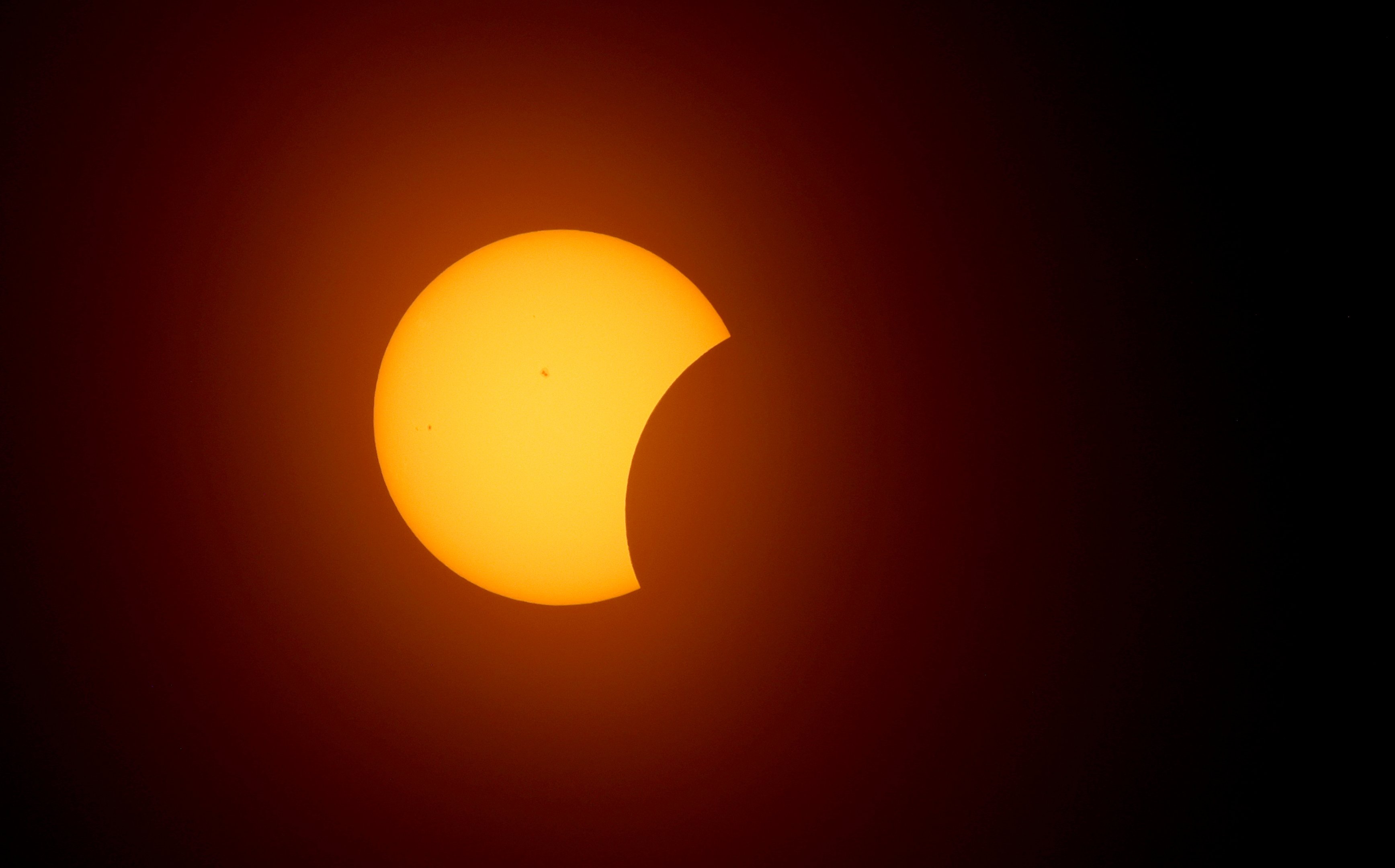 Eclipse solar: sol encoberto pela lua em Forth Worth, Dallas, nesta segunda, 8 de abril 