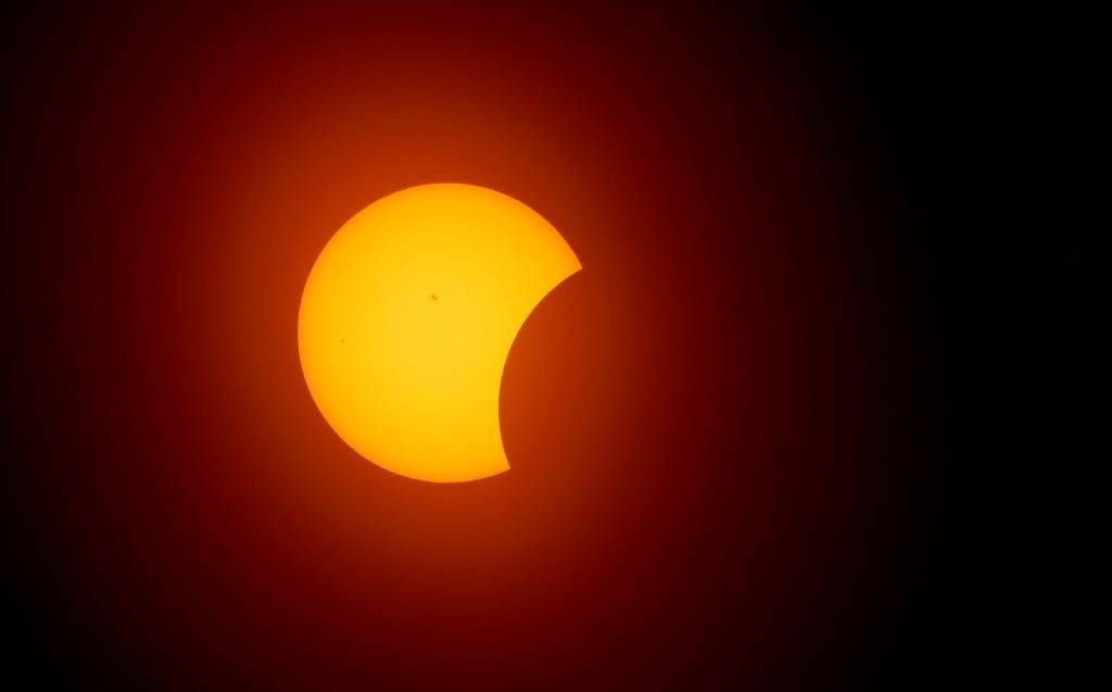 Eclipse solar começou: assista ao vivo e veja o mapa das cidades que ficarão no escuro