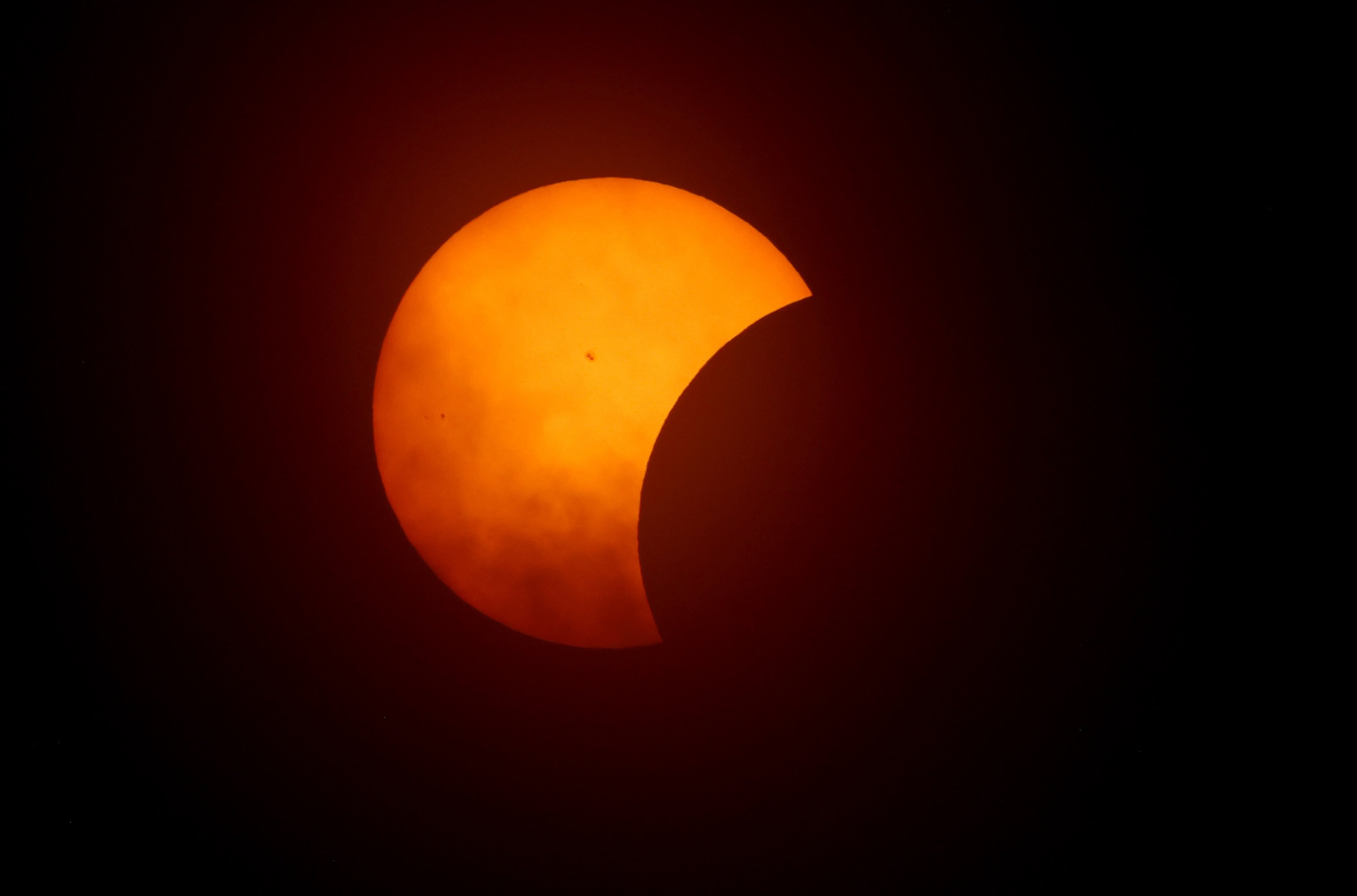 Eclipse solar: sol encoberto pela lua em Forth Worth, Dallas, nesta segunda, 8 de abril 