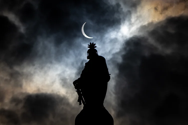 Eclipse solar visto sob estátua em Washington, Estados Unidos
 (Andrew Harnik/AFP)