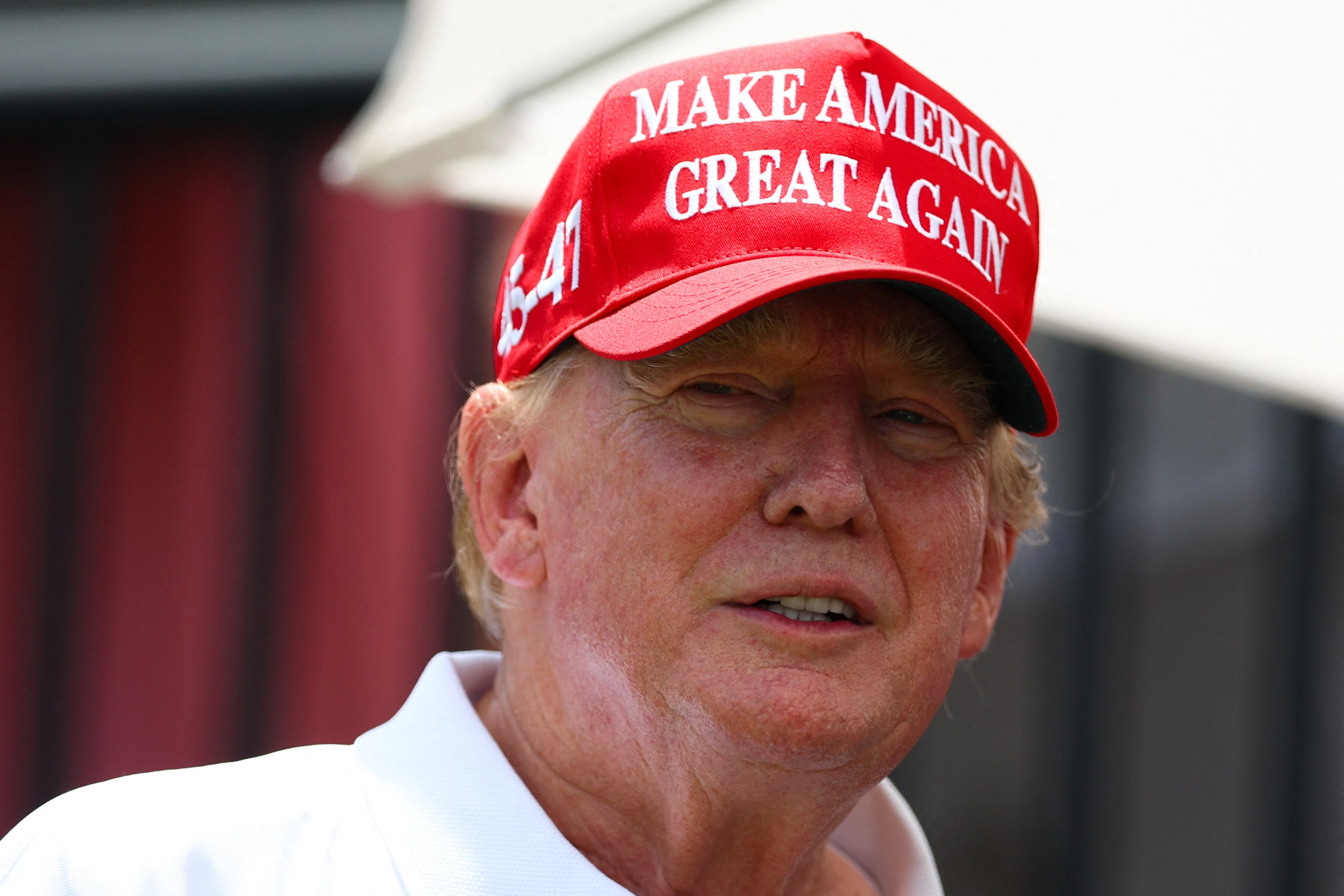 Criptomoedas meme ligadas a Donald Trump disparam até 150% após político defender setor