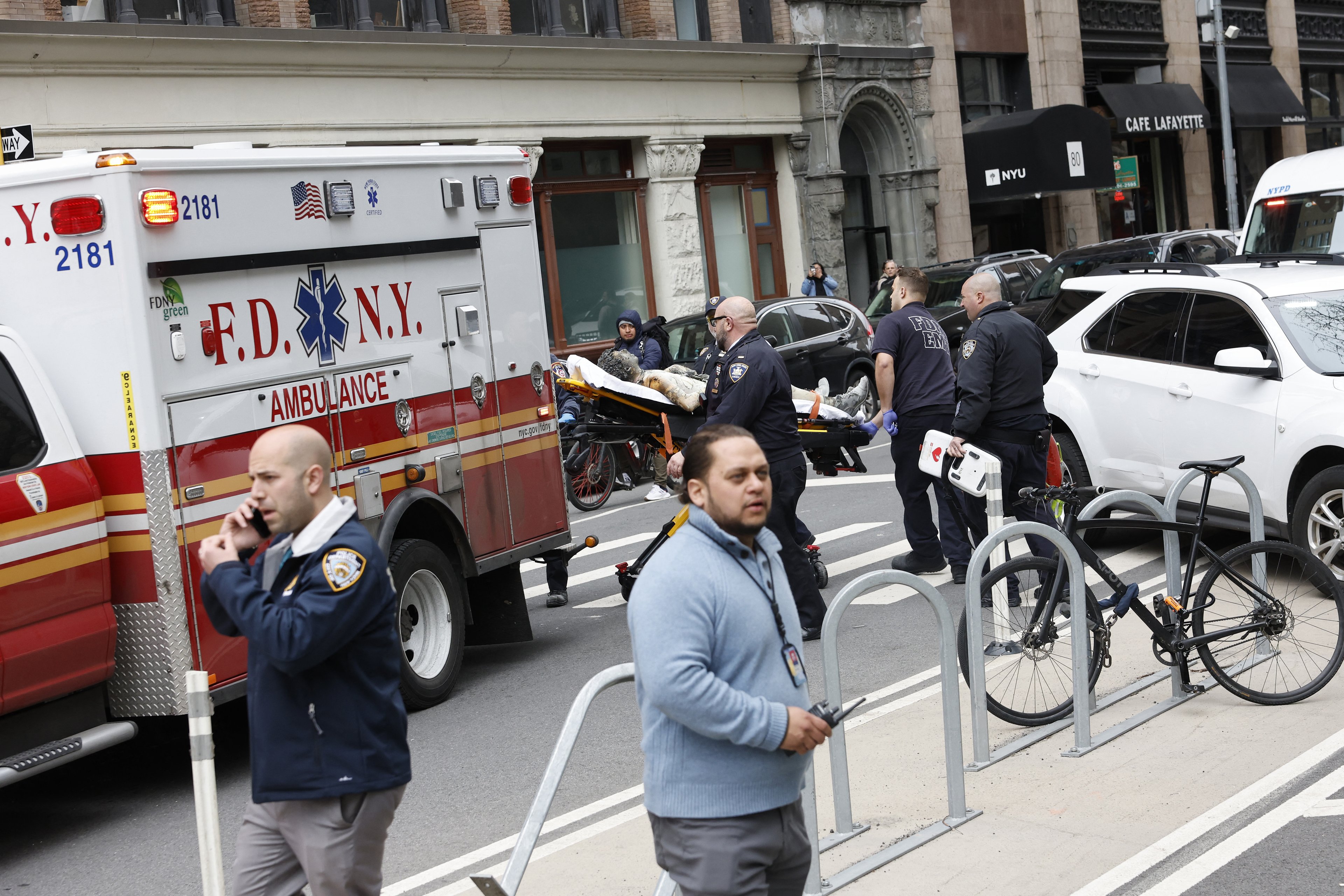 Homem ateia fogo a si mesmo do lado de fora de julgamento de Trump em Nova York