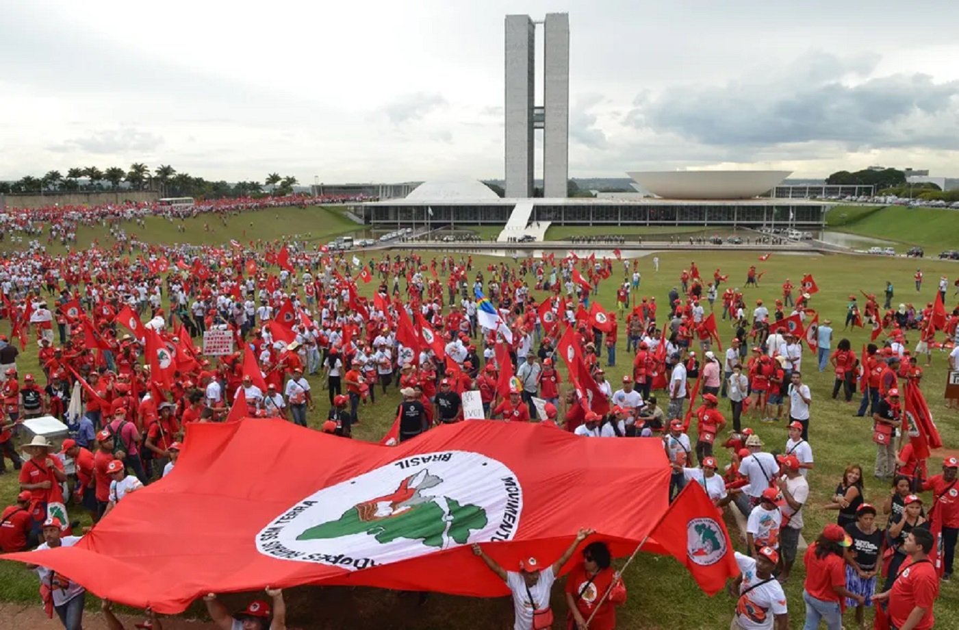 Vice-líder do governo na Câmara deixa cargo após divergir do Planalto sobre invasões do MST