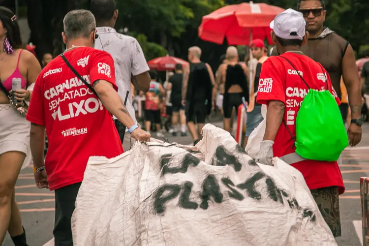 Ação com catadores de materiais recicláveis durante o Carnaval de 2024, no bloco Baixo Augusta, em São Paulo (Júlia Nagle/Heineken/Divulgação)