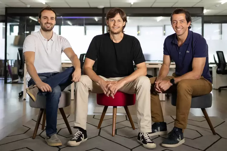 Leonardo Baltieri e Guilherme Rosenthal, co-fundadores e co-CEOs da Vixtra, e Caio Gelfi, co-fundador e Diretor Comercial da Vixtra (Vixtra/Divulgação)