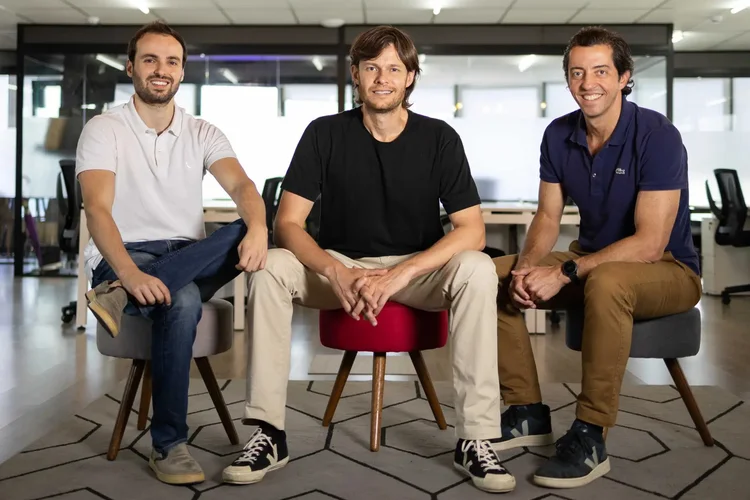 Leonardo Baltieri e Guilherme Rosenthal, co-fundadores e co-CEOs da Vixtra, e Caio Gelfi, co-fundador e Diretor Comercial da Vixtra: (Vixtra/Divulgação)