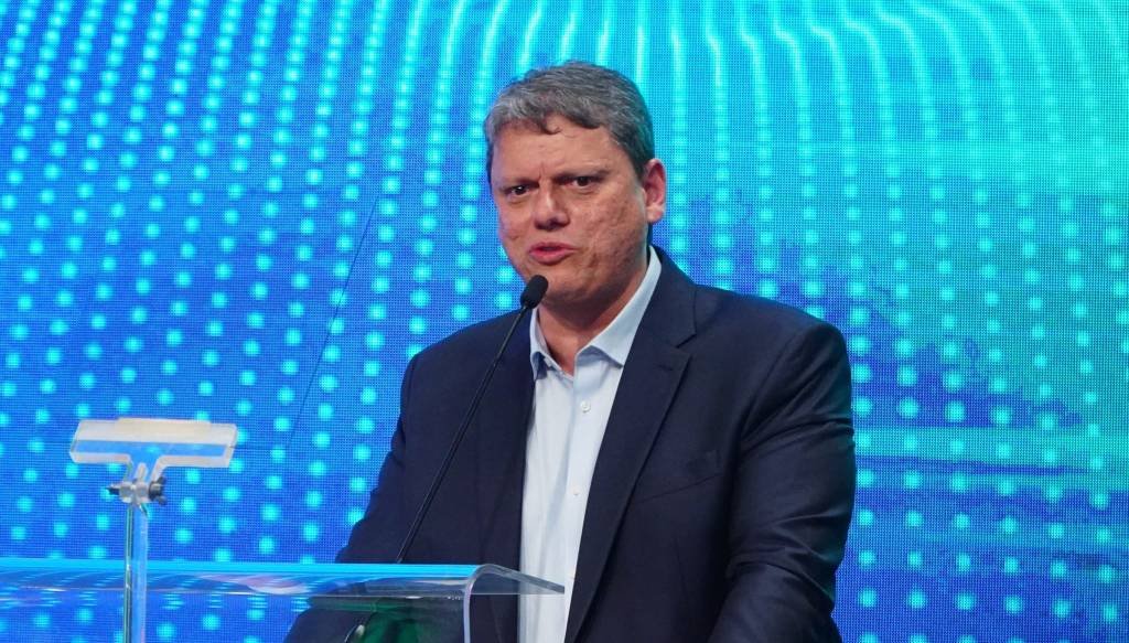 Tarcísio anuncia R$ 1,4 bilhão em projetos na Agrishow ao lado de Bolsonaro