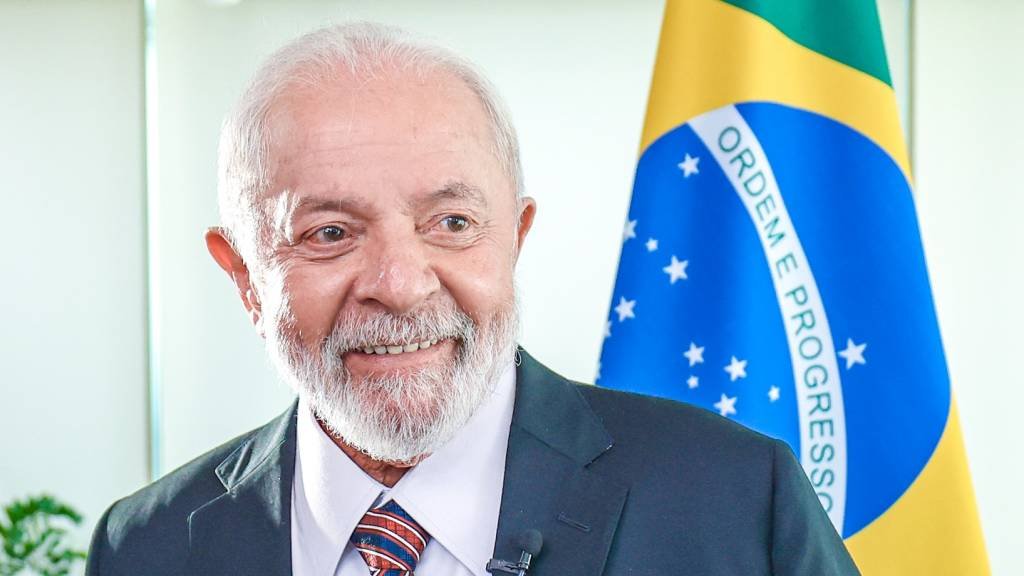 Vamos ampliar pagamento do Pé-de-Meia para todos os estudantes inscritos no CadÚnico, afirma Lula