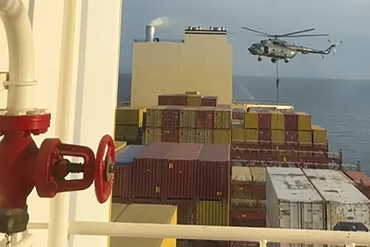 Captura da embarcação: um oficial de defesa do Oriente Médio mostra um ataque de helicóptero visando um navio perto do Estreito de Ormuz no sábado, 13 de abril (AFP)