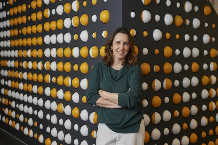 Juliana Sztrajtman, diretora de varejo da Amazon Brasil: “O consumidor brasileiro é um dos que mais faz compras usando o celular” (Amazon/Divulgação)