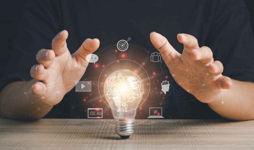Digital marketing strategy idea concept. Content creator touching a bright light bulb great creative for target with virtual icon. (AdobeStock/Reprodução)