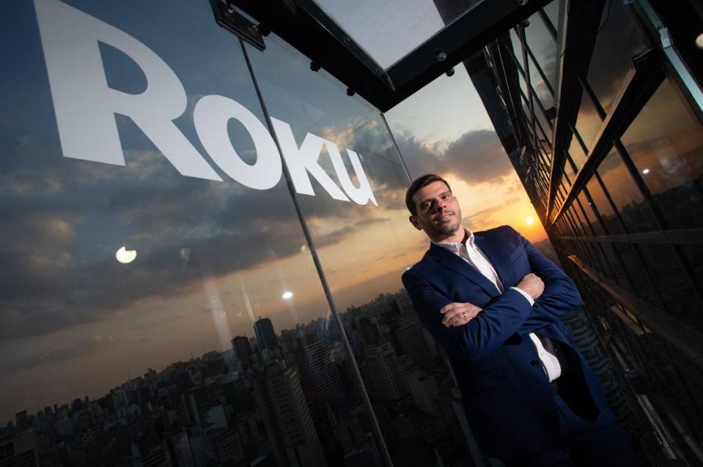 Roku, agregadora de serviços de streaming, quer se consolidar no Brasil fazendo parceria com PPPs