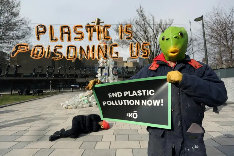 Anti-lobby: em Otawa, ativistas protestam contra o uso crescente do plástico (AFP Photo)
